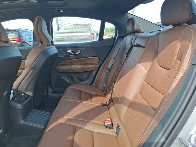2024 Volvo S60 Recharge Plug-In Hybrid Ultimate Dark Theme