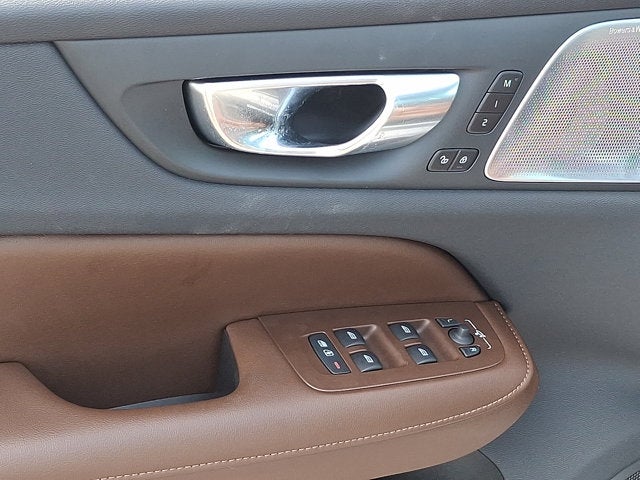 2024 Volvo S60 Recharge Plug-In Hybrid Ultimate Dark Theme
