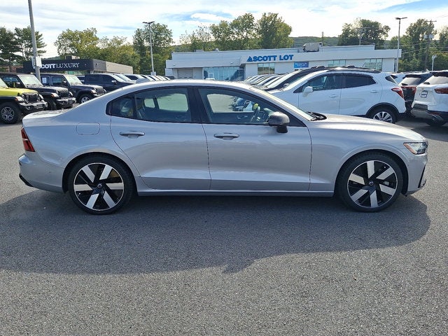 2024 Volvo S60 Recharge Plug-In Hybrid Ultimate Dark Theme