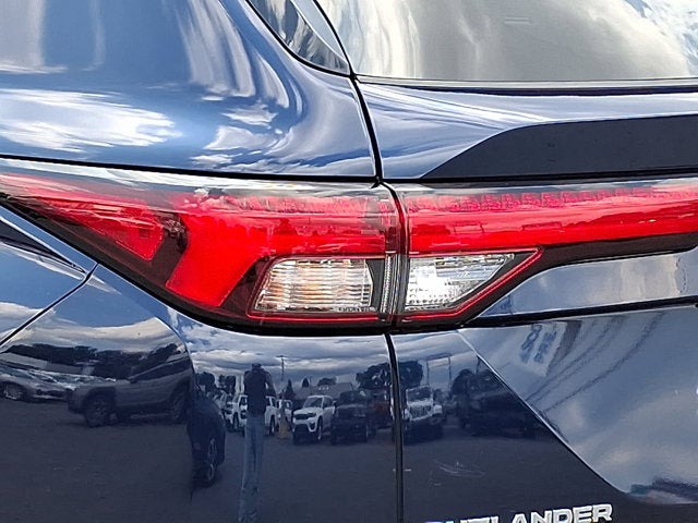 2023 Mitsubishi Outlander Base