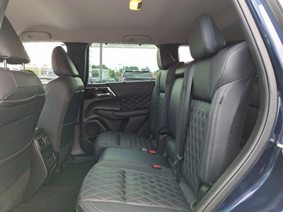 2023 Mitsubishi Outlander Base