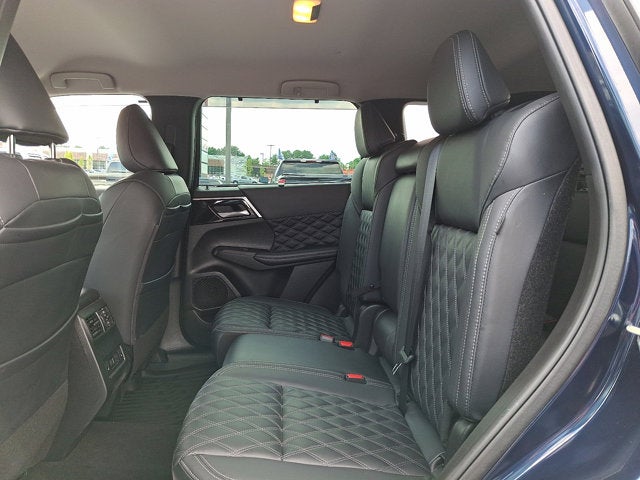 2023 Mitsubishi Outlander Base