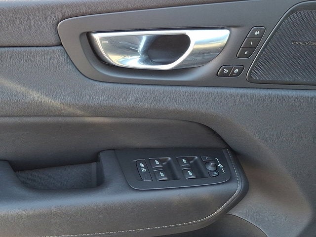 2023 Volvo XC60 Ultimate Bright Theme