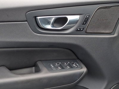 2024 Volvo XC60 Recharge Plug-In Hybrid Ultimate Dark Theme