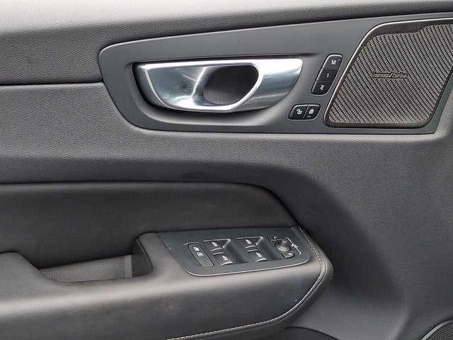2024 Volvo XC60 Recharge Plug-In Hybrid Ultimate Dark Theme