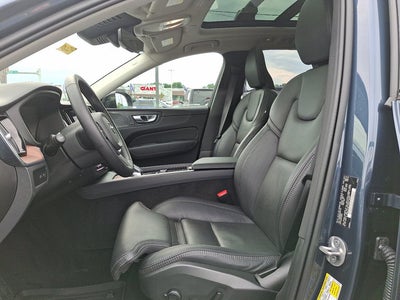 2024 Volvo XC60 Recharge Plug-In Hybrid Ultimate Dark Theme