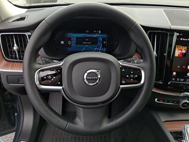 2024 Volvo XC60 Recharge Plug-In Hybrid Ultimate Dark Theme