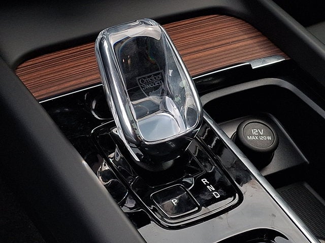 2024 Volvo XC60 Recharge Plug-In Hybrid Ultimate Dark Theme
