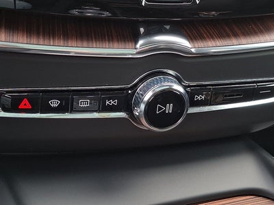 2024 Volvo XC60 Recharge Plug-In Hybrid Ultimate Dark Theme