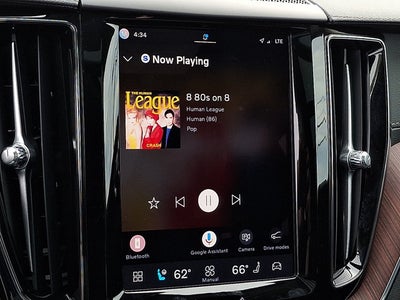 2024 Volvo XC60 Recharge Plug-In Hybrid Ultimate Dark Theme