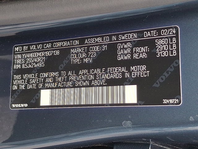 2024 Volvo XC60 Recharge Plug-In Hybrid Ultimate Dark Theme