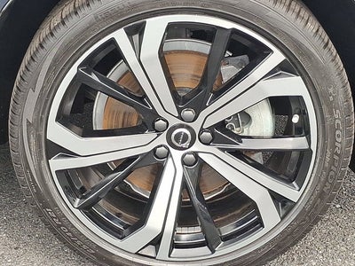 2024 Volvo XC60 Recharge Plug-In Hybrid Ultimate Dark Theme