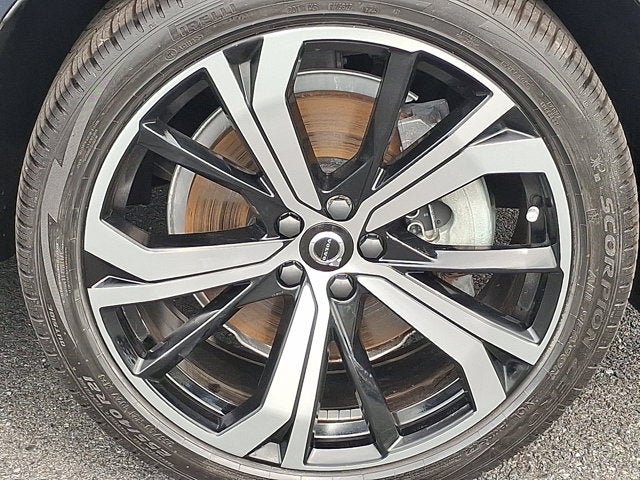 2024 Volvo XC60 Recharge Plug-In Hybrid Ultimate Dark Theme