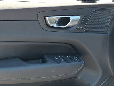 2024 Volvo XC60 Recharge Plug-In Hybrid Ultimate Dark Theme