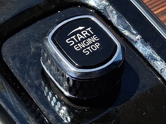 2024 Volvo XC60 Recharge Plug-In Hybrid Ultimate Dark Theme