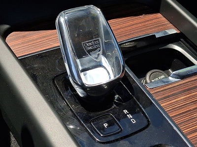 2024 Volvo XC60 Recharge Plug-In Hybrid Ultimate Dark Theme