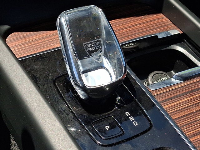 2024 Volvo XC60 Recharge Plug-In Hybrid Ultimate Dark Theme