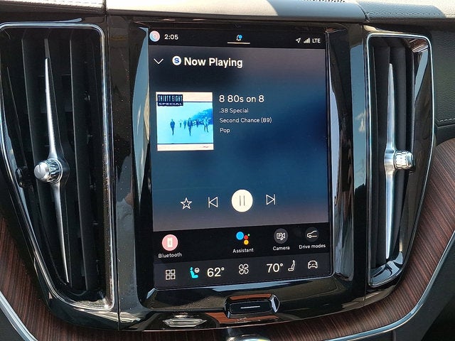 2024 Volvo XC60 Recharge Plug-In Hybrid Ultimate Dark Theme