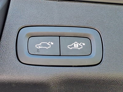 2024 Volvo XC60 Recharge Plug-In Hybrid Ultimate Dark Theme