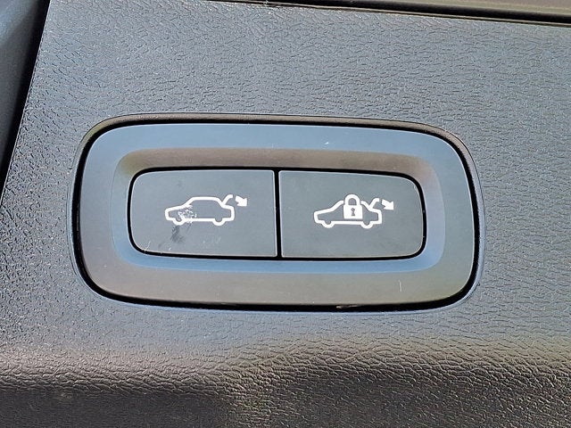 2024 Volvo XC60 Recharge Plug-In Hybrid Ultimate Dark Theme