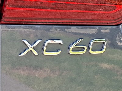 2024 Volvo XC60 Recharge Plug-In Hybrid Ultimate Dark Theme
