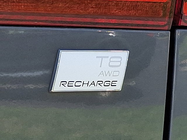 2024 Volvo XC60 Recharge Plug-In Hybrid Ultimate Dark Theme