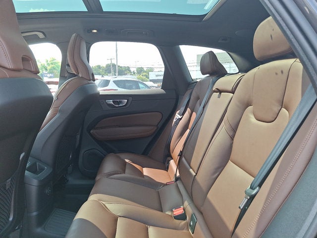 2024 Volvo XC60 Recharge Plug-In Hybrid Ultimate Dark Theme