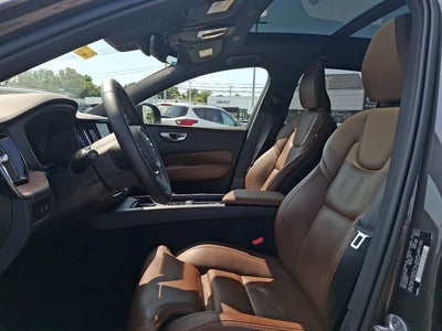 2024 Volvo XC60 Recharge Plug-In Hybrid Ultimate Dark Theme
