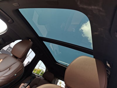2024 Volvo XC60 Recharge Plug-In Hybrid Ultimate Dark Theme