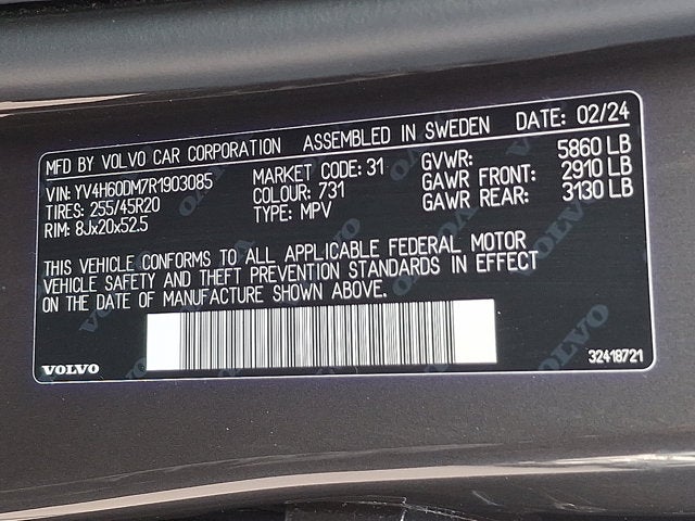 2024 Volvo XC60 Recharge Plug-In Hybrid Ultimate Dark Theme