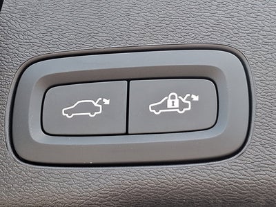 2024 Volvo XC60 Recharge Plug-In Hybrid Ultimate Dark Theme