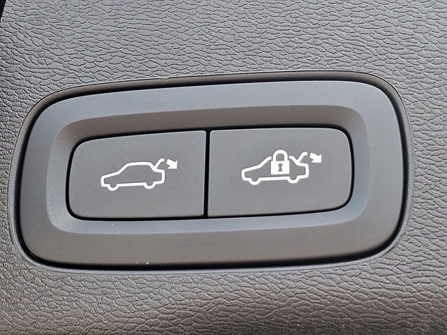 2024 Volvo XC60 Recharge Plug-In Hybrid Ultimate Dark Theme