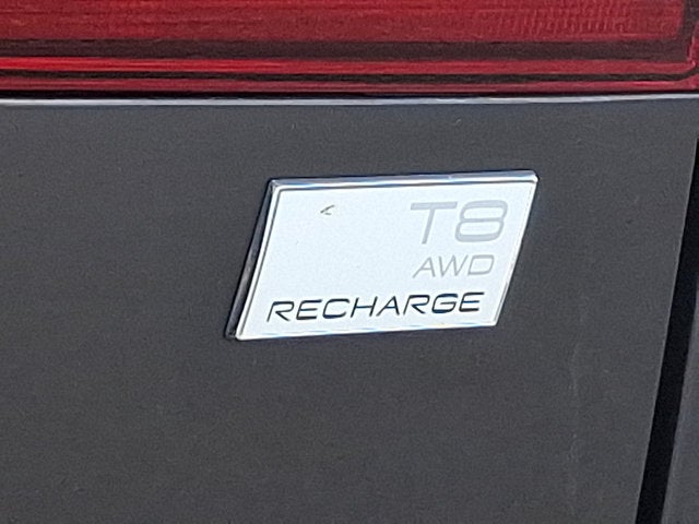 2024 Volvo XC60 Recharge Plug-In Hybrid Ultimate Dark Theme