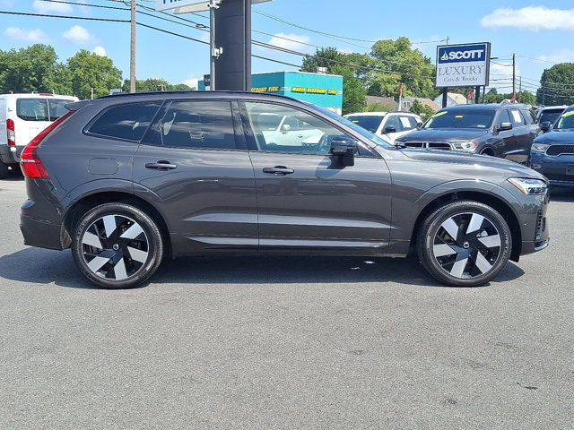 2024 Volvo XC60 Recharge Plug-In Hybrid Ultimate Dark Theme
