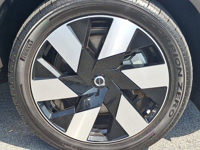 2024 Volvo XC60 Recharge Plug-In Hybrid Ultimate Dark Theme