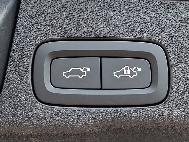 2025 Volvo XC60 Plug-In Hybrid Plus