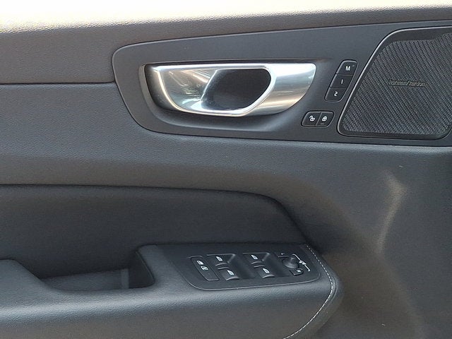 2023 Volvo XC60 Ultimate Bright Theme