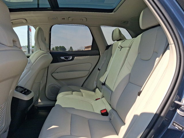 2023 Volvo XC60 Ultimate Bright Theme