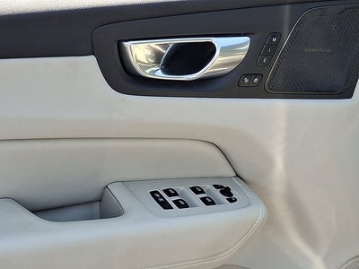 2023 Volvo XC60 Ultimate Bright Theme