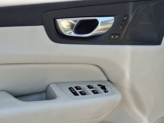 2023 Volvo XC60 Ultimate Bright Theme