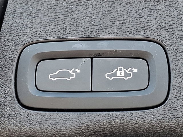 2023 Volvo XC60 Ultimate Bright Theme