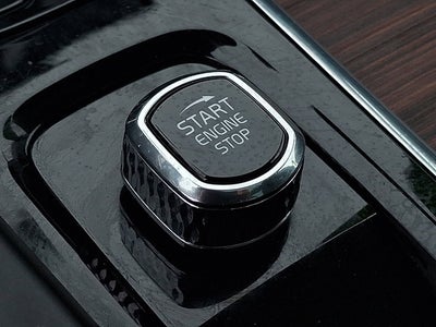 2023 Volvo XC60 Ultimate Bright Theme