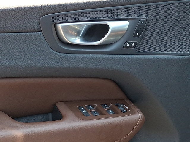 2024 Volvo XC60 Plus Dark Theme