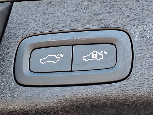 2024 Volvo XC60 Plus Dark Theme