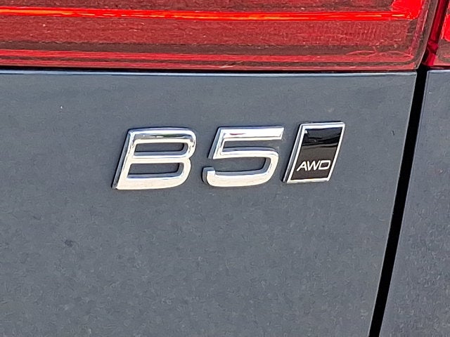 2024 Volvo XC60 Plus Dark Theme