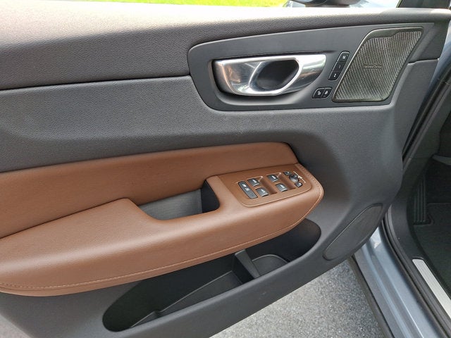 2024 Volvo XC60 Plus Dark Theme