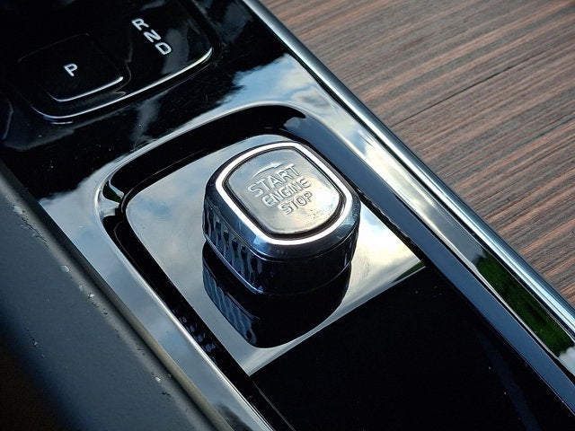 2024 Volvo XC60 Plus Dark Theme