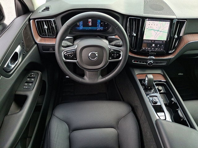 2024 Volvo XC60 Plus Dark Theme