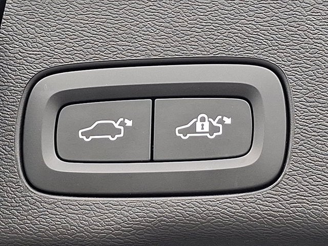 2024 Volvo XC60 Plus Dark Theme
