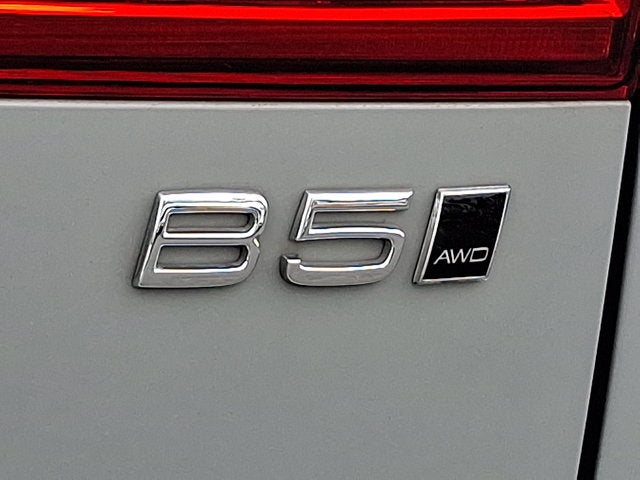 2024 Volvo XC60 Plus Dark Theme